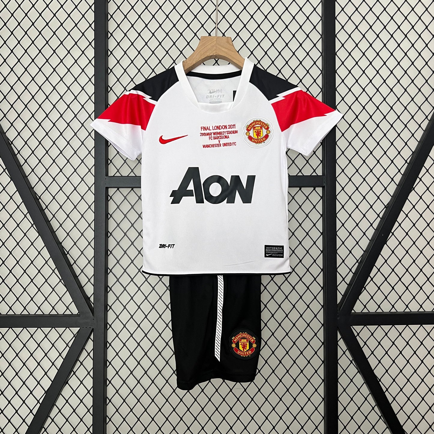 MANCHESTER UNITED II 10/11 CONJUNTO INFANTIL (RETRO)